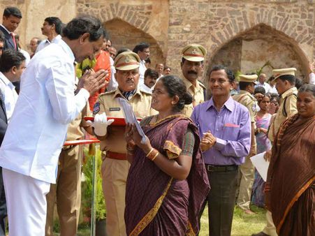 సొంత రాష్ట్రంలోనే దళితులకు అన్యాయం .. భూ పంపిణీ పంచ పాండవుల్లా మంచం కోళ్లు అనీ..