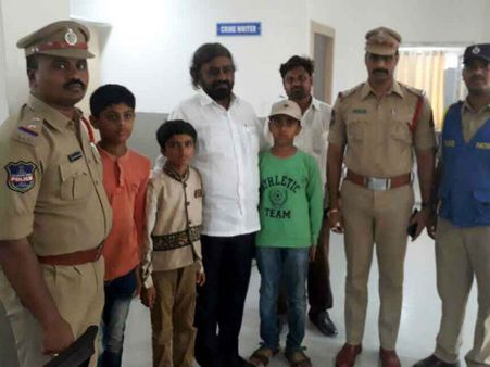 పారిపోయి హైదరాబాద్ వచ్చిన కన్నడ మంత్రి మేనల్లుడు: అసలేం జరిగిందంటే?