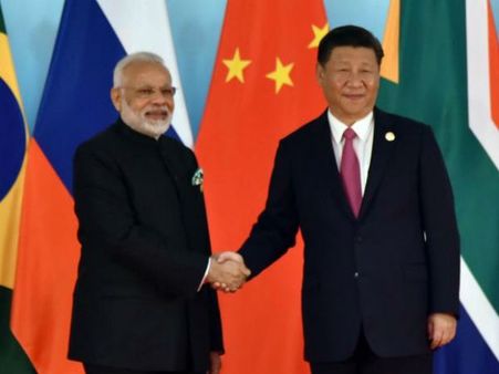 అట్టహాసంగా బ్రిక్స్: మోడీతో జిన్‌పింగ్ కరచాలనం.. స్వయంగా ఆహ్వానం!