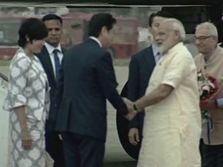 గుజరాత్ లో అడుగుపెట్టిన జపాన్ ప్రధాని.. సాదర స్వాగతం పలికిన మోడీ