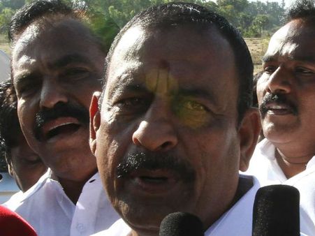 లిఫ్ట్ లో చిక్కుకున్న తమిళనాడు మంత్రి, నరకం, భయంతో చెమటలు, తడిచి ముద్దయ్యాడు !