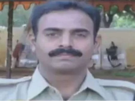 గన్‌తో సెల్పీకి కొడుకు యత్నం: బుల్లెట్ దూసుకెళ్లి కానిస్టేబుల్ మృతి