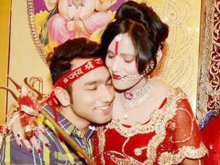 షాకింగ్: ఆమె ఎంగిలి ప్రసాదం.. వారికి పరమ పవిత్రం.. అదే రాధేమా స్టయిల్!