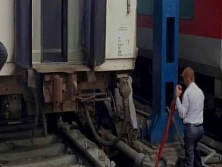 పట్టాలు తప్పిన రాజధాని ఎక్స్‌ప్రెస్