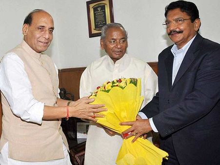 తమిళనాడు ఎఫెక్ట్: కేంద్ర హోం మంత్రి రాజ్ నాథ్ సింగ్, గవర్నర్ విద్యాసాగర్ రావ్ భేటీ !