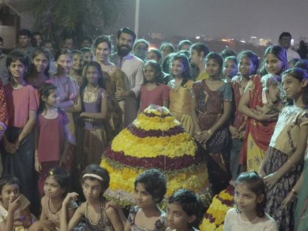 స్టెప్పులేశారు: బతుకమ్మ ఆడిన ఉపాసన, రాంచరణ్, నిహారిక(వీడియో)