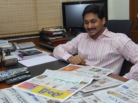 'సాక్షి' ఇంత దుర్మార్గమా, తెలంగాణలో ఆంధ్రులను దొంగలంటారా: బాబు, జగన్ సెల్ఫ్‌గోల్