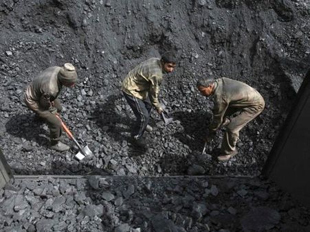 మూడు రోజులే కీలకం: సింగరేణి పోరు హోరాహోరీ, చివరికి కార్మికులే...