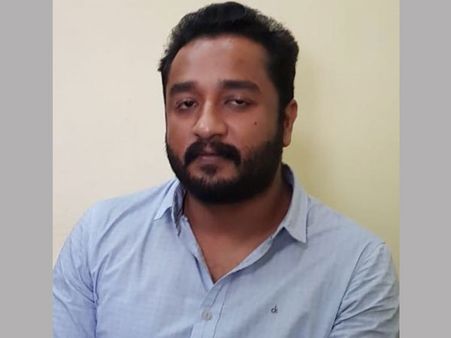 మసాజ్ ముసుగులో విదేశీ అమ్మాయిలతో వ్యభిచారం, ఆదిత్య అరెస్ట్