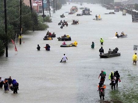 ఖాళీ చేసి వెళ్లిపోండి.. లేకపోతే చచ్చిపోతారు, అధికారుల హెచ్చరిక, భారతీయులు విలవిల, ఆకలి కేకలు!