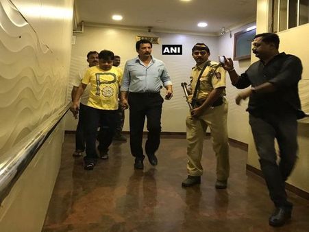 టీవీలో కెబిసి చూస్తూ బిర్యానీ తింటుండగా దావూద్ సోదరుడు ఇక్బాల్ అరెస్ట్