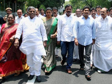 నాలుగేళ్లకు జగన్ ఈ కారణం కనుగొన్నారు: హైకోర్టు తీవ్రంగా.., పాదయాత్రపై షాక్