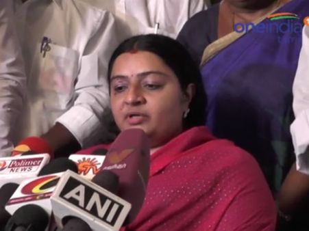 శశికళ డ్రామాలు ఆడుతున్నారు, పెరోల్ మీద వచ్చి రాజకీయాలు: జయలలిత మేనకోడలు దీపా !