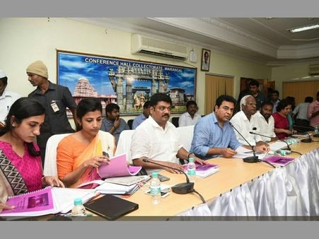 ఆమ్రపాలి! వాదనొద్దు, కేసీఆర్ వచ్చి నోట్లో ముద్ద పెడతారా: కలెక్టర్-వినయ్‌లపై కేటీఆర్ ఆగ్రహం