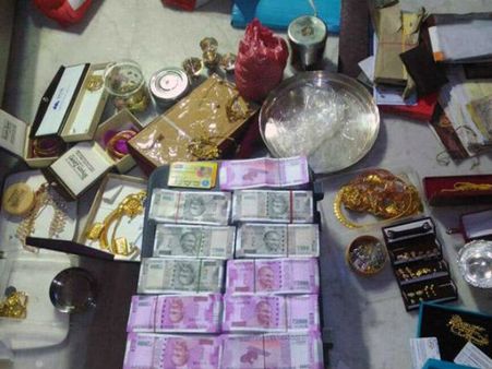 చిట్టా పెద్దదే: ఏసీబీకి చిక్కిన మరో ఎక్సైజ్ అధికారి, కోట్లు కూడబెట్టాడు..