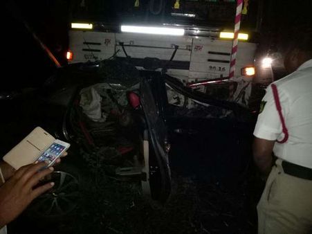 వన్ వేలోకి దూసుకెళ్లిన కారు, కంటేనర్ ఢీ: నలుగురు ఎంబీబీఎస్ విద్యార్థులు దుర్మరణం !