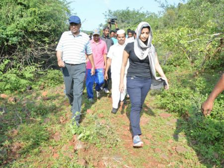 గుట్టలపై కలెక్టర్ అమ్రపాలి ట్రెక్కింగ్(వీడియో)