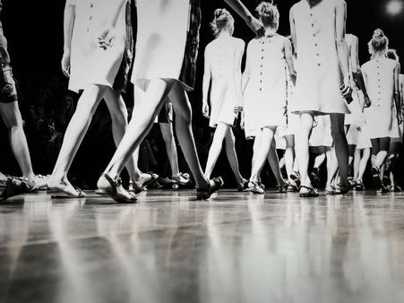 ర్యాంప్ పై క్యాట్ వాక్ చేస్తూ.. కుప్పకూలిన రష్యన్ మోడల్! కోమాలోకి వెళ్లిపోయి...