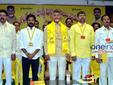 చిచ్చుపై బాబు ఆరా: కత్తులు దూసుకొంటున్న రమణ, రేవంత్‌రెడ్డి