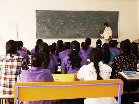 రాష్ట్ర ప్రభుత్వ లీలలు: నిష్ణాతుల కోచింగ్ పేరిట నోటిఫికేషన్.. ఆచరణలో గురుకులాల్లో ఆన్‌లైన్ శిక్షణ