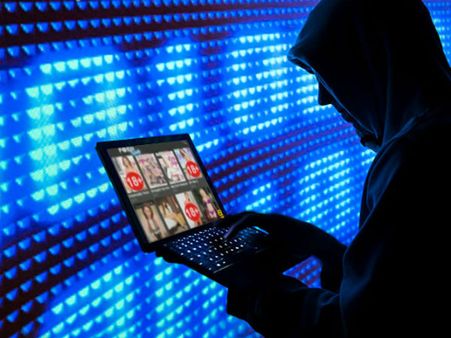 హీరోయిన్ల ఫొటోలు మార్ఫింగ్ చేసి.. బూతు వెబ్ సైట్లలో పెట్టి.. లక్షలు సంపాదించాడు కానీ..