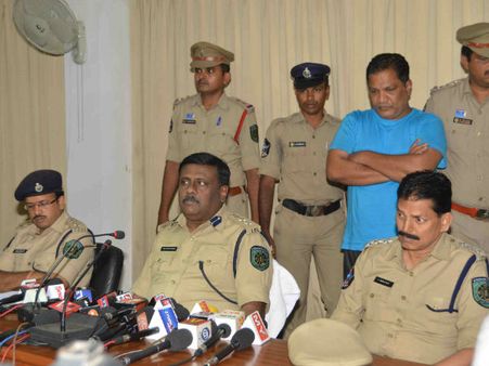 'పద్మలతతో డీఎస్పీ రవిబాబుకు వివాహేతర సంబంధం, స్థలం అమ్మి ఇచ్చినా తగ్గలేదు'