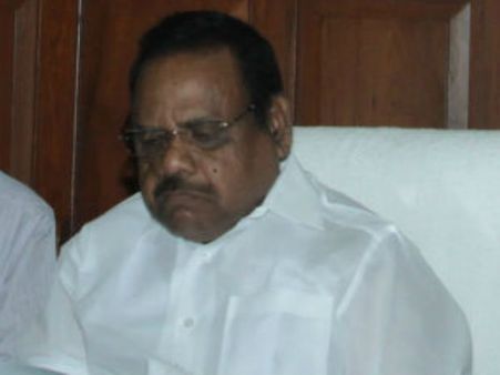 తమిళనాడు స్పీకర్ కు హైకోర్టు నోటీసులు: పన్నీర్ సెల్వం, 11 మంది ఎమ్మెల్యేలపై వేటు కేసు !