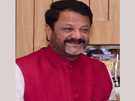 ఇల్లు ఖాళీ చేయమన్నందుకు ఎన్నారై మహిళను చెప్పుతో కొట్టిన టీఆర్ఎస్ ఎమ్మెల్సీ