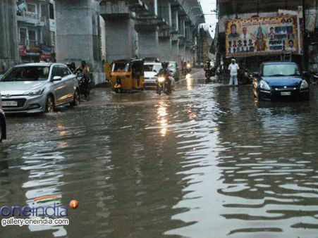 భారీ వర్షం, ఎవరం ఏం చేయలేం: తలసాని, 'ఆ దారిలో వెళ్లకండి'
