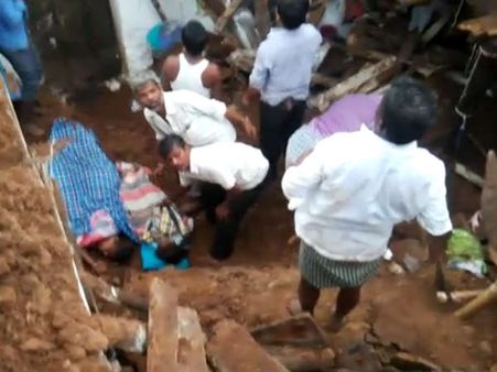 భారీ వర్షాలు, కుప్పకూలిన ఇంటిపై కప్పు, ఒకే కుటుంబంలో ముగ్గురి దుర్మరణం !