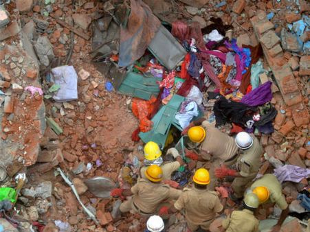 బెంగళూరులో గ్యాస్ సిలిండర్ పేలుడు, ఇంటి యజమాని అరెస్టు, అనుమతి లేదు, ఇల్లు కట్టాడు!