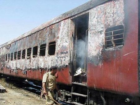 మరణ శిక్ష నుంచి జీవిత ఖైదు: గోద్రా కేసులో కీలక తీర్పు, నాటి మోడీ ప్రభుత్వంపై ఆగ్రహం