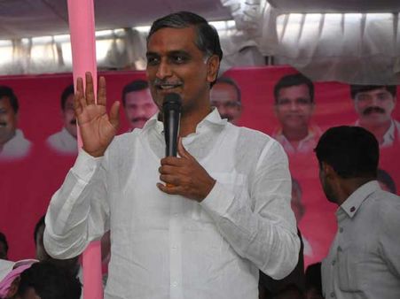 హరీష్‌రావుకు తప్పిన ప్రాణాపాయం: తమ్మలను మధ్యలోనే వదిలి, గాల్లోనే చక్కర్లు కొట్టిన హెలిక్యాప్టర్