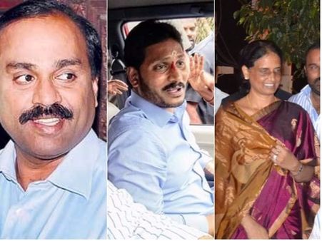 నాంపల్లి కోర్టులో జగన్: షేక్ హ్యాండ్ ఇచ్చిన గాలి, కళ్లతోనే పలకరించిన సబితా..