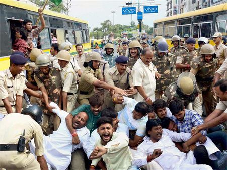 పోలీసుల అత్యుత్సాహం: రైతుల బట్టలిప్పి ఇలా....