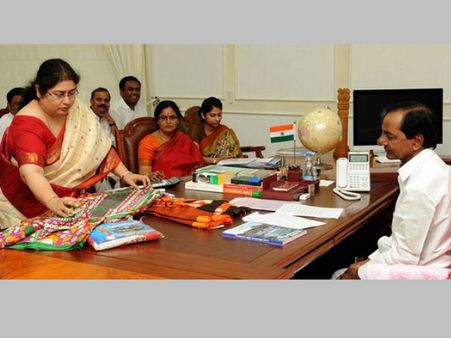 ‘కేసీఆర్’ చీరలపై ఆసక్తి చూపని మహిళలు?: లక్షల్లో మిగిలిపోయాయి!