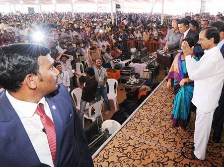 పరిటాల శ్రీరామ్ పెళ్లికి హాజరు: కేసీఆర్ 'కమ్మ' వ్యూహం, టిడిపికి షాక్?