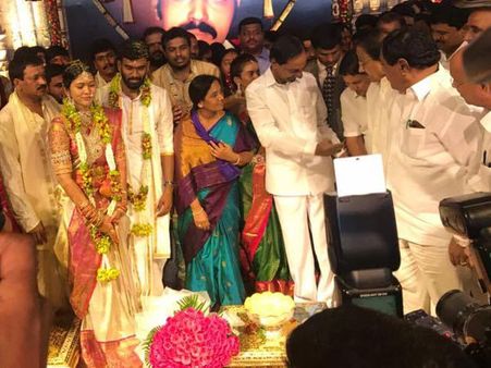 కెసిఆర్ దంపతుల సమక్షంలోనే పెళ్ళి, పరిటాలతో తెలంగాణ సిఎం ఇలా..
