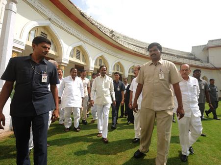 కేసీఆర్ ఎంఏ చదువుతున్న రోజుల్లో: ఆ ముగ్గురు మాట్లాడుతుంటే.. అలా వింటుండేవాడు!