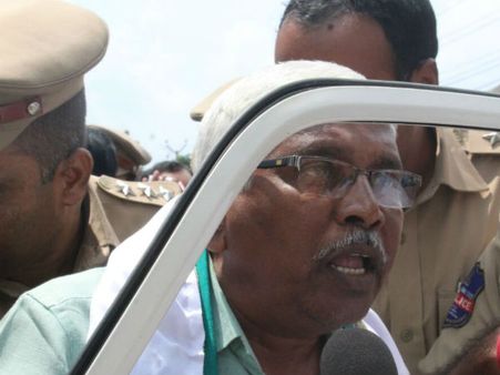 ఫలితం లేదు, డిజిపిని కలుస్తాం: నాయిని నర్సింహా రెడ్డిని కలిసిన కోదండరాం: