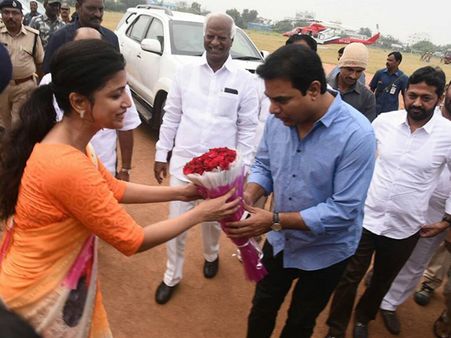 అంతా కలెక్టర్, అధికారుల వల్లే: కేటీఆర్ ఆగ్రహంపై తలపట్టుకున్నారు, మంత్రి వస్తే ఆమ్రపాలి ఇలా..