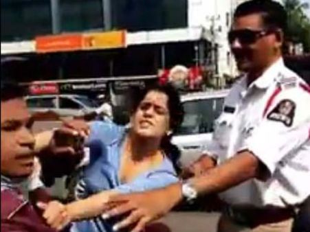 ఇదేమిటని ప్రశ్నిస్తే: అతని మీద నడిరోడ్డుపై యువతి ఊగిపోయింది (పిక్చర్స్)