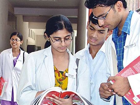 వైద్య విద్యపై ఆశలు: పిల్లలపై మానసిక ఒత్తిళ్లు..అశాస్త్రీయ బోధన