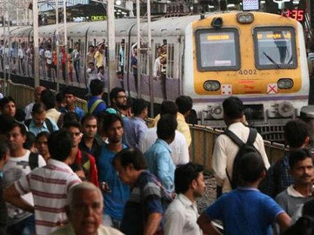 లోకల్ ట్రైన్ లో యువతి ముందే యువకుడి హస్తప్రయోగం... ఆ యువతి ఏం చేసిందంటే..