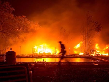 ప్రకృతి విపత్తులతో తల్లడిల్లుతున్న అమెరికా, 10 మందిని పొట్టనబెట్టుకున్న కార్చిచ్చు