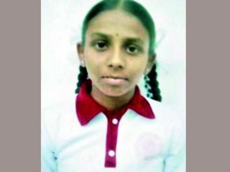 విషాదం: స్కూల్ బ్యాగు మోయలేక విద్యార్థిని మృతి, కానీ, మరొకరికి వెలుగిచ్చింది