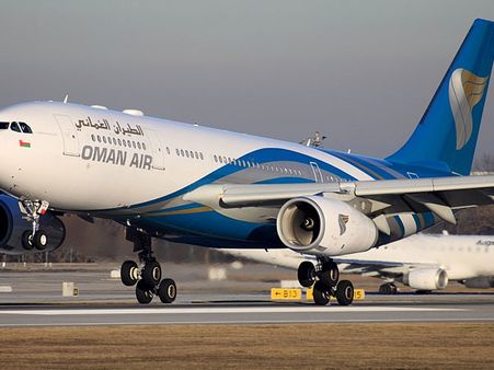 ఆగివున్న విమానం నుంచి జారిపడ్డ ఎయిర్‌హొస్టెస్: తీవ్రగాయాలు