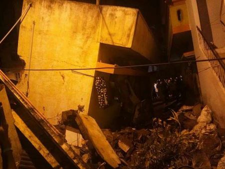 బెంగళూరులో కుప్పకూలిన మరో భవనం, ఊరికి వెళ్లారు, ప్రాణాలు మిగిలాయి, భారీ వర్షాలతో !