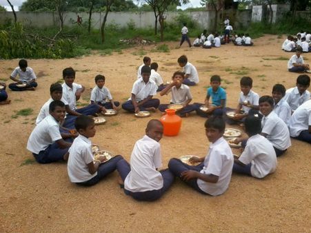 అపరిశుభ్ర పరిసరాల్లో వంట: విద్యార్థుల ఆరోగ్యానికి ప్రమాదం