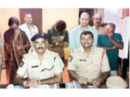 అంగన్‌వాడీ టీచర్‌నని చెప్పి.. అద్దె ఇంట్లో వ్యభిచారం..